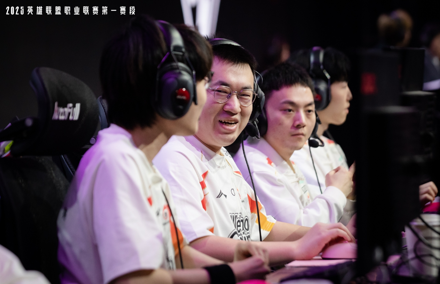 Scout意外战胜中国队，出色防守引爆全场！热度持续攀升(中国队继续领跑金牌榜)