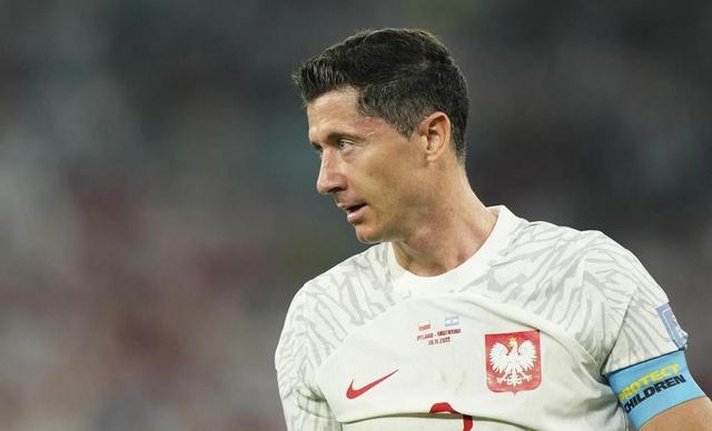 开云-包含莱万多夫斯基连续十二场比赛得分超过最后时刻胜出，G2不断突破！观众掌声雷动的词条